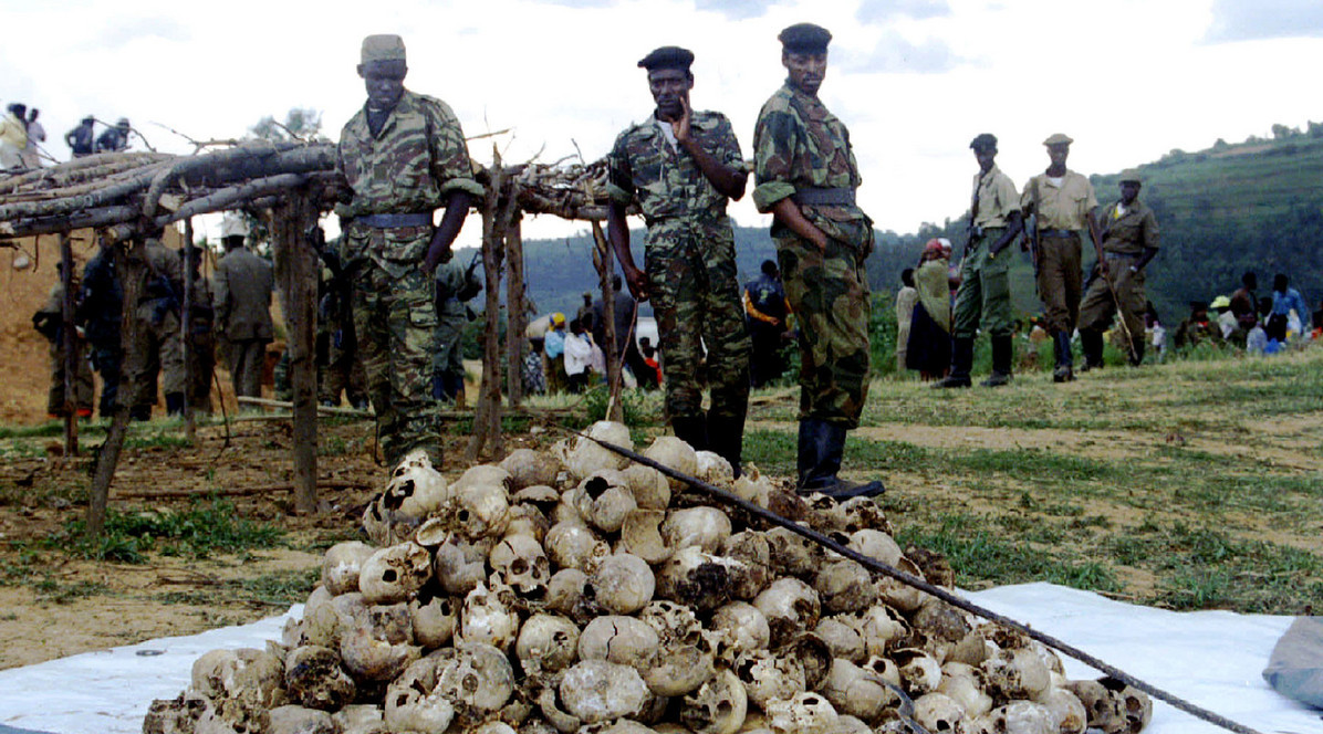 Reburial of murdered Tutsi tribe members, suburbs of Kaduha town, Rwanda / Reuters / © Corinne Dufka